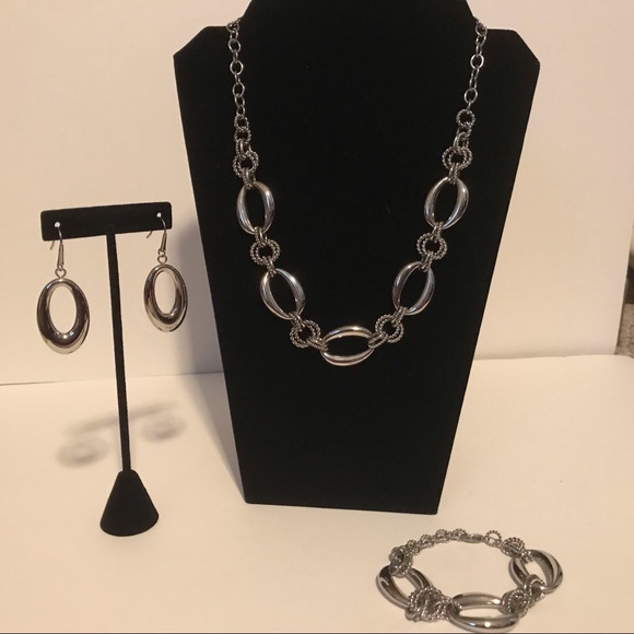 Stainless steel necklace and accessories. - Picture 2 of 8